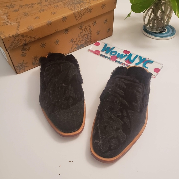 NWT FREE PEOPLE Women's Black Butterfly Faux Fur Flats Mule 6 Sandal Slip On - Picture 11 of 13